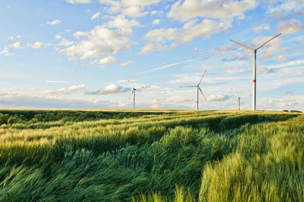 España implementa medidas de ahorro energético y sostenibilidad, centradas en reducir el consumo de energía y promover el uso de energías renovables.-6-2024_152357_www.freepik.com
