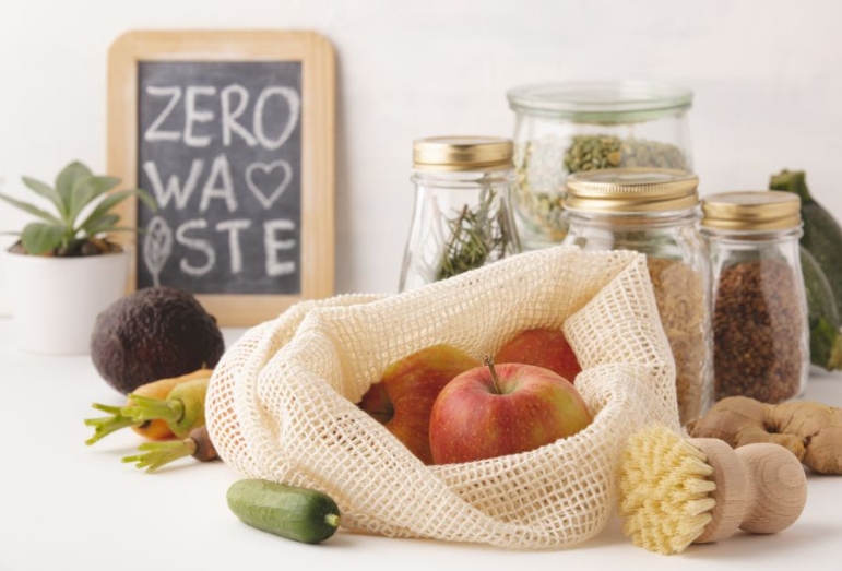 Aprende cómo ser más sostenible en la cocina con estos 7 trucos de ahorro que te ayudarán a reducir residuos, disminuir tu huella de plástico y ahorrar energía y agua, mientras disfrutas de una cocina más saludable y respetuosa con el medio ambiente.